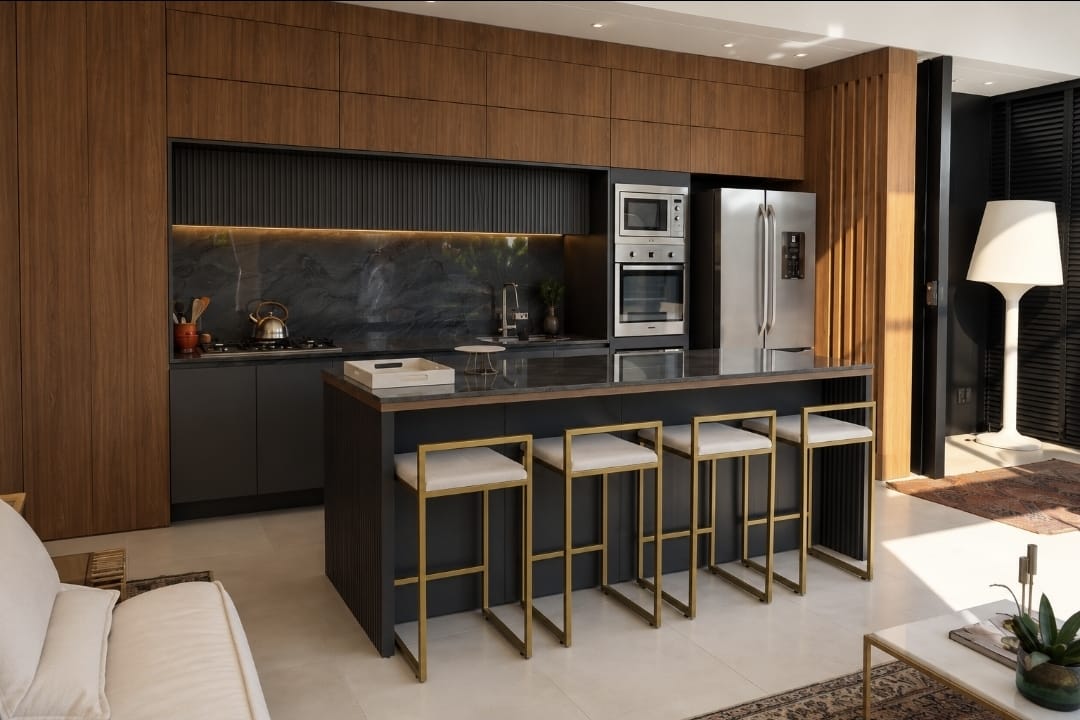 Cozinha integrada em madeira e preto com ilha e banquetas.