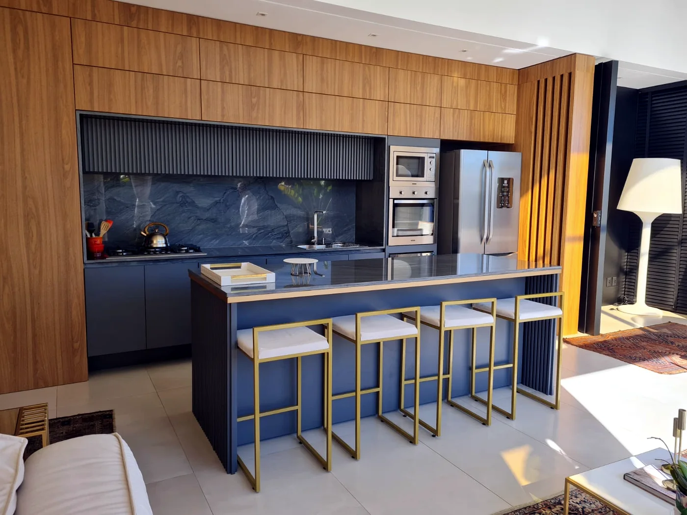 Cozinha contemporânea executada com madeira e tons profundos